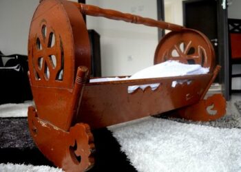 Pediatri: Të ndalohet me ligj përkundja në djep, tronditet truri i fëmijës