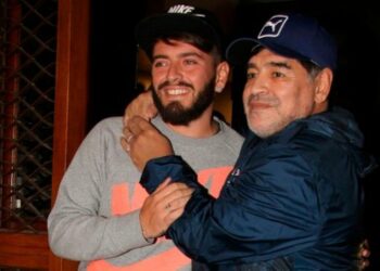 Një vit pas vdekjes, djali i Maradonës e kujton me videon prekëse: Mund të zbresësh për 1 minutë?