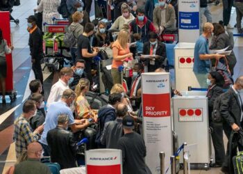 Frikë nga ‘Omicron’, BE ndalon udhëtimet nga zonat e rrezikut