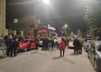 VMRO-DPMNE triumfon në zgjedhjet lokale në RMV, mbështetësit valëvisin flamurin shqiptar