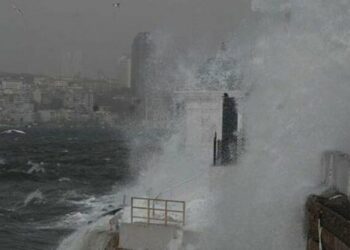 Stuhia godet Stambollin, humbin jetën 4 persona, 19 të plagosur. Probleme në transportin detar dhe ajror