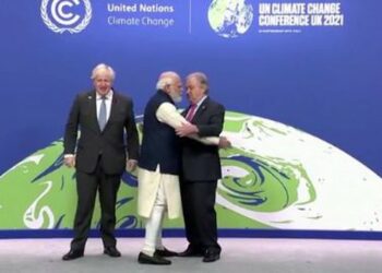 Foto virale/ Puthja në buzë e kryeministrit të Indisë me Sekretarin e OKB-së në sy të Boris Johnson