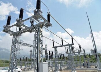 OSHEE do të nxjerrë në treg të lirë 7 mijë biznese nga janari 2022, do ta blejnë energjinë me çmim tregu