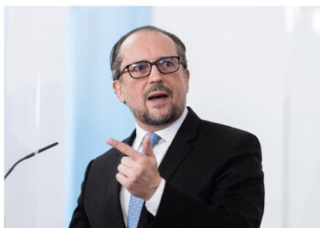 Austria rikthen në karantinë 2 milionë të pavaksinuar/ Schallenberg: Turp për normën e ulët të vaksinimit! Oficerë shtesë për kontrollimin e qytetarëve