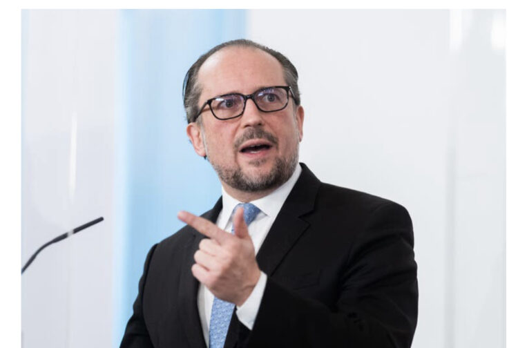 Austria rikthen në karantinë 2 milionë të pavaksinuar/ Schallenberg: Turp për normën e ulët të vaksinimit! Oficerë shtesë për kontrollimin e qytetarëve