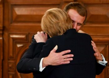 Macron i jep lamtumirën Merkel: Përqafime dhe nderim me çmimin më të lartë në Francë