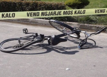 E rëndë në Tiranë/ Rrëzohet aksidentalisht nga biçikleta dhe bie në pusetë, humb jetën 17-vjeçarja në Pezë