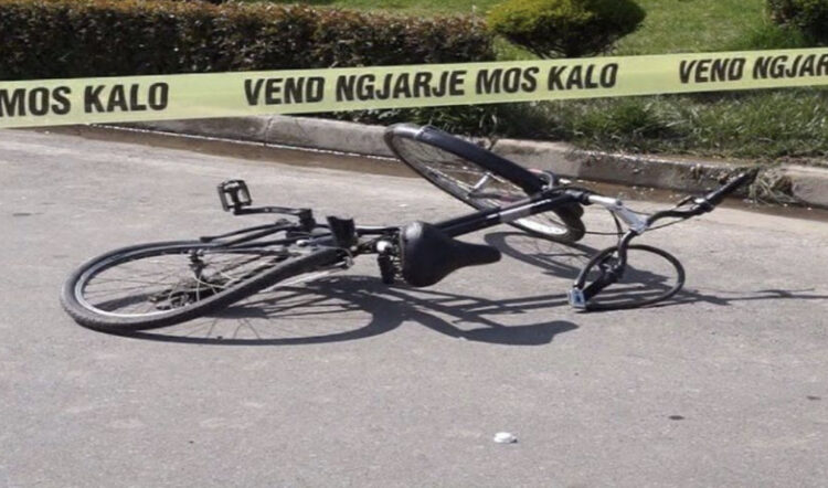 E rëndë në Tiranë/ Rrëzohet aksidentalisht nga biçikleta dhe bie në pusetë, humb jetën 17-vjeçarja në Pezë