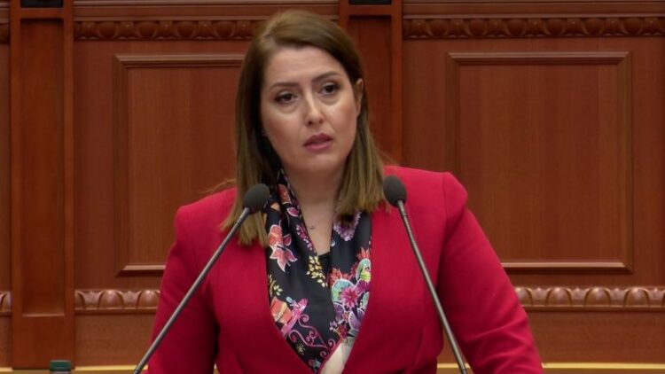 Ministrja Manastirliu në parlament: Do të vendosim që me pasaportë vaksinimi të hyhet në lokale