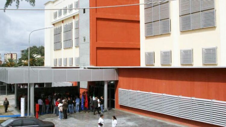 Ra aksidentalisht nga pallati ku jetonte, rëndë në spital 20-vjeçarja në Tiranë