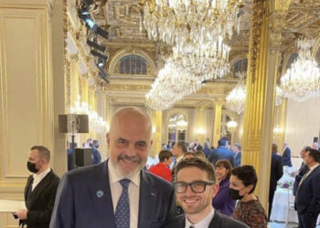 Djali i Soros publikon foto krah Ramës: Vëllezërit në Elysee, një darkë speciale