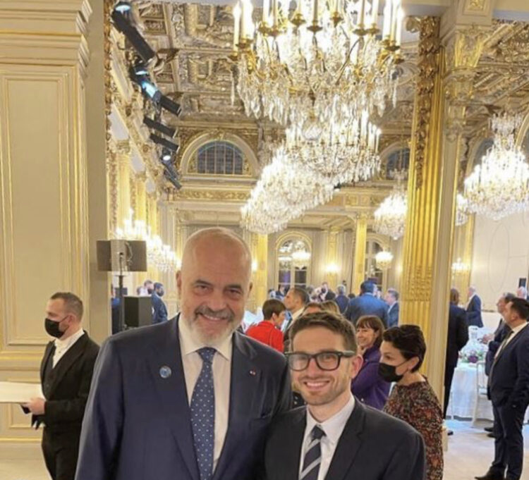 Djali i Soros publikon foto krah Ramës: Vëllezërit në Elysee, një darkë speciale