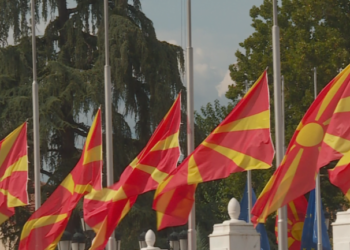 Flamujt në gjysmështizë, qeveria e Maqedonisë së Veriut shpall 3 ditë zie