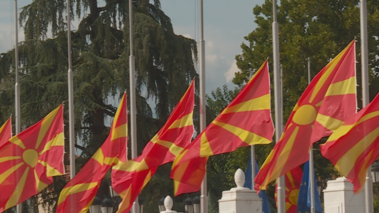 Flamujt në gjysmështizë, qeveria e Maqedonisë së Veriut shpall 3 ditë zie
