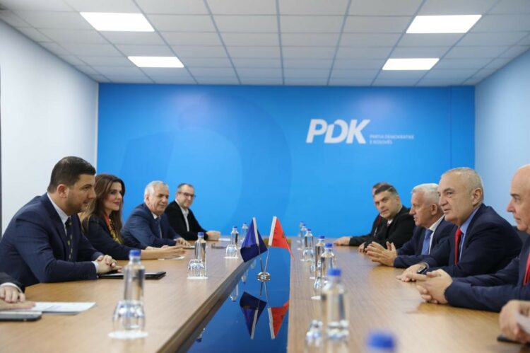 Meta në takimin me kreun e PDK: Lufta e UÇK-së rezultoi e drejtë. Besojmë në pafajësinë e luftëtarëve