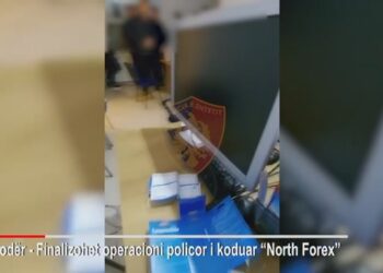 Mashtronin përmes programeve kompjuterike, 8 të arrestuar në një call-centre në Shkodër, mes tyre 6 vajza