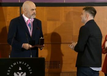 Rama i pranishëm në ceremoninë e dhënies së ‘Medaljes së Artë’ për maturantët ekselentë: Mos kini frikë nga ëndrrat e mëdha