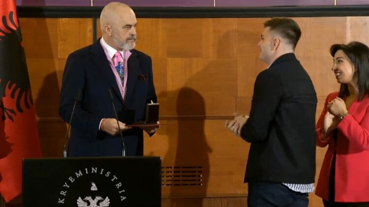 Rama i pranishëm në ceremoninë e dhënies së ‘Medaljes së Artë’ për maturantët ekselentë: Mos kini frikë nga ëndrrat e mëdha