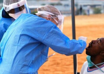 Varianti afrikan përhapet me shpejtësi, Britania mbyll kufijtë, bien bursat aziatike