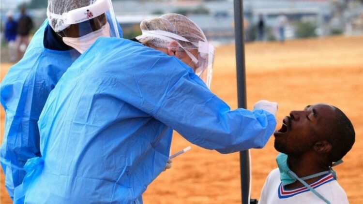 Varianti afrikan përhapet me shpejtësi, Britania mbyll kufijtë, bien bursat aziatike