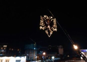 Ngrihet “shqiponja” te sheshi “Nënë Tereza”, akrobatja performancë të jashtëzakonshme në Ditën e Flamurit