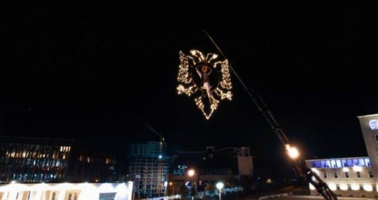 Ngrihet “shqiponja” te sheshi “Nënë Tereza”, akrobatja performancë të jashtëzakonshme në Ditën e Flamurit