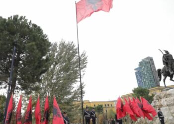 Ceremonia e ngritjes së flamurit Kuq e Zi në Tiranë, Veliaj: Kur bëhemi bashkë, gjithmonë ia dalim!