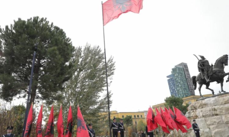 Ceremonia e ngritjes së flamurit Kuq e Zi në Tiranë, Veliaj: Kur bëhemi bashkë, gjithmonë ia dalim!