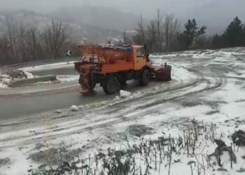 3-5 centimetra trashësi, rikthehen reshjet e dëborës në fshatin turistik të Dardhës