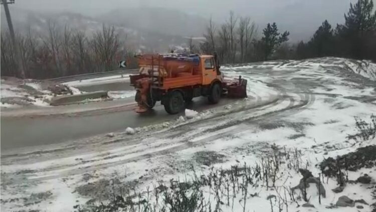 3-5 centimetra trashësi, rikthehen reshjet e dëborës në fshatin turistik të Dardhës
