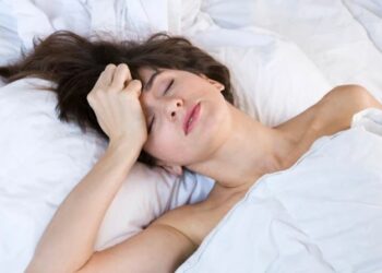 Pse djersitni gjatë natës në gjumë? Ja problemet shëndetësore nga të cilat mund të vuani