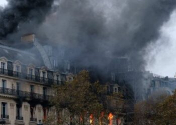 Zjarri i madh përfshin ndërtesat historike në qendër të Parisit