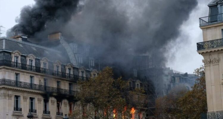 Zjarri i madh përfshin ndërtesat historike në qendër të Parisit