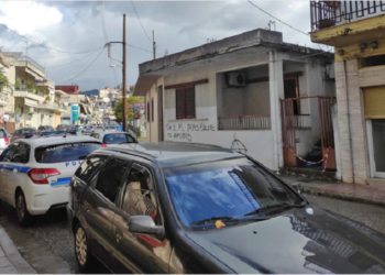 E rëndë në Greqi/ Djali vret me thikë nënën, plagos gjyshen