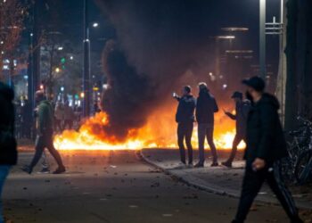 Roterdami në flakë/ Dy të plagosur gjatë protestave kundër kufizimeve ndaj COVID-19,ja çfarë ka ndodhur