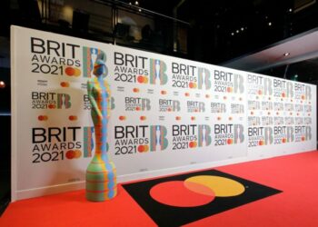 ‘Brit Awards’ heq disa kategori, fansat kërkojnë bojkot