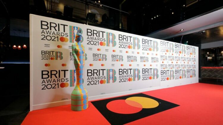 ‘Brit Awards’ heq disa kategori, fansat kërkojnë bojkot
