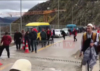 Me kostume tradicionale dhe flamuj kombëtarë, banorët e Dibrës festojnë për rrugën e Arbrit: Ëndërr e jona prej vitesh