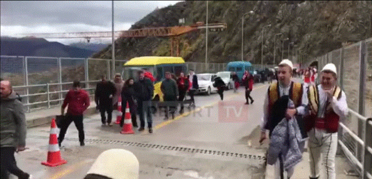 Me kostume tradicionale dhe flamuj kombëtarë, banorët e Dibrës festojnë për rrugën e Arbrit: Ëndërr e jona prej vitesh