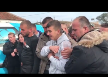 VIDEO/ Me dorën në zemër dhe sytë me lot, vëllai i jep puthjen e fundit 8-vjeçarit në arkivol