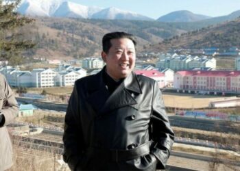 Koreja e Veriut ndalon xhaketat prej lëkure, mund t’i veshë vetëm Kim Jong- Un