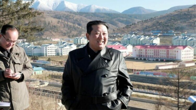 Koreja e Veriut ndalon xhaketat prej lëkure, mund t’i veshë vetëm Kim Jong- Un