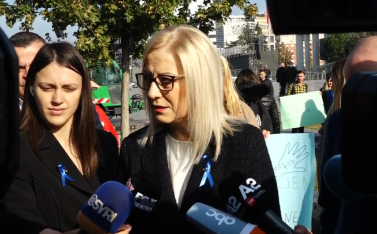 Kryetarja e Kuvendit në marshimin kundër dhunës ndaj fëmijëve: Dënimi me vdekje nuk është zgjidhje