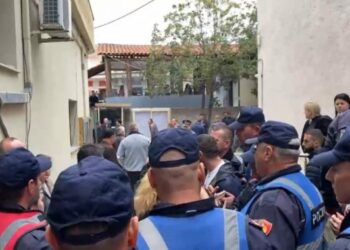 Sot jepet masa e sigurisë për Klodian Çalamanin! Tension në Gjykatë, familjarët thyejnë derën. Nëna: Qen, ma masakrove djalin