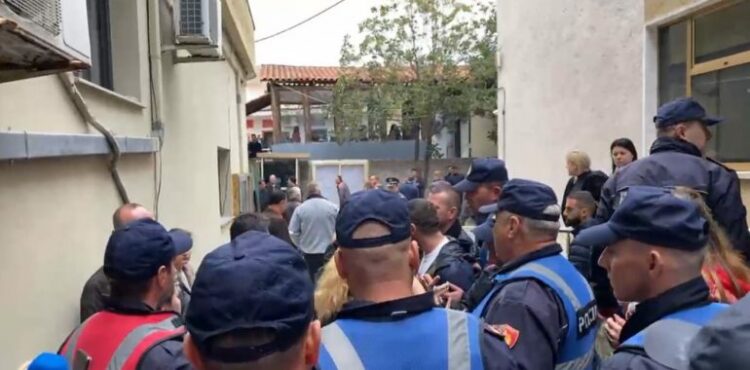 Sot jepet masa e sigurisë për Klodian Çalamanin! Tension në Gjykatë, familjarët thyejnë derën. Nëna: Qen, ma masakrove djalin