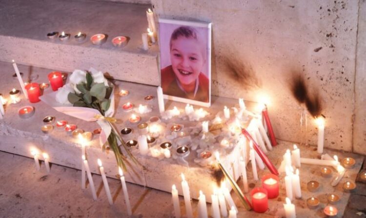 “Mos më vrit, nuk dua të bëhem ëngjëll”/ U vra barbarisht nga fqinji, qytetarët ndezin qirinj para kryeministrisë për 8-vjeçarin Mateo