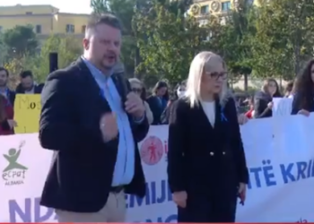 Vrasja e 8-vjeçarit, marshimit të qytetarëve në Tiranë i bashkohet edhe kryetarja e Kuvendit Lindita Nikolla