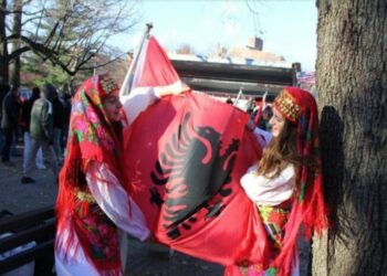 Shqiptarët “pushtojnë” New York-un/ E mbushin me flamuj kuq e zi për 28 Nëntorin
