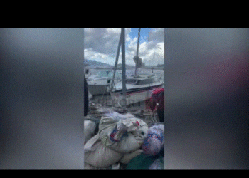 Erë e fortë dhe det i trazuar në Radhimë, varkat e vogla dhe skafet turistike mbushen me ujë, rrezikojnë të mbyten