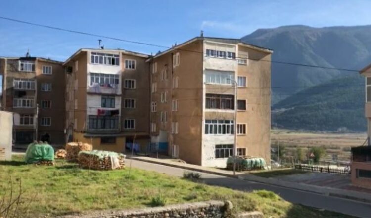 Në 12 orë 5 lëkundje tërmeti në Bulqizë, nënprefekti: S’do lejohet që banorët të futen në pallatin që rrezikon shembje